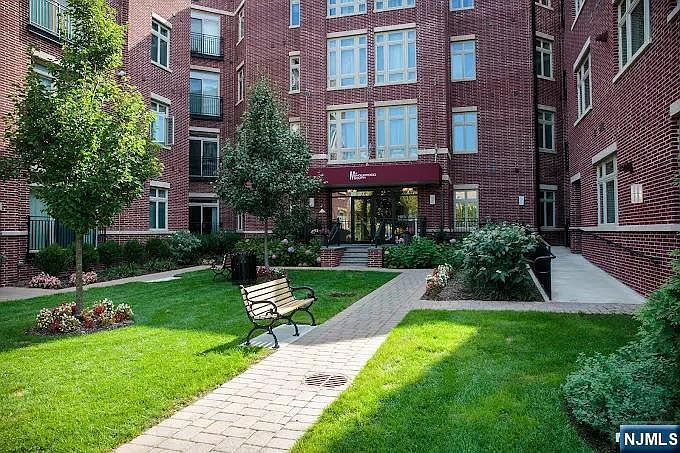 1st image of 4425 Riverview Ave #425