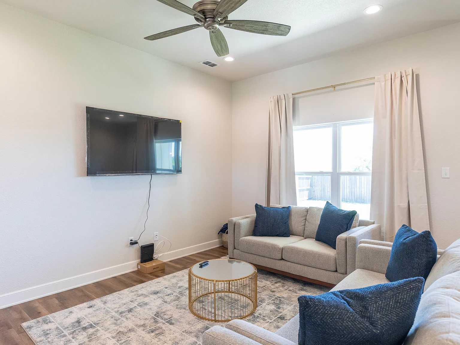 3 bed, 1288 sqft, $3,200 — Photo 2