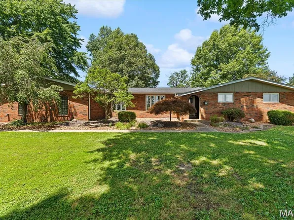 1 Tanbark Dr, New Baden, IL 62265
