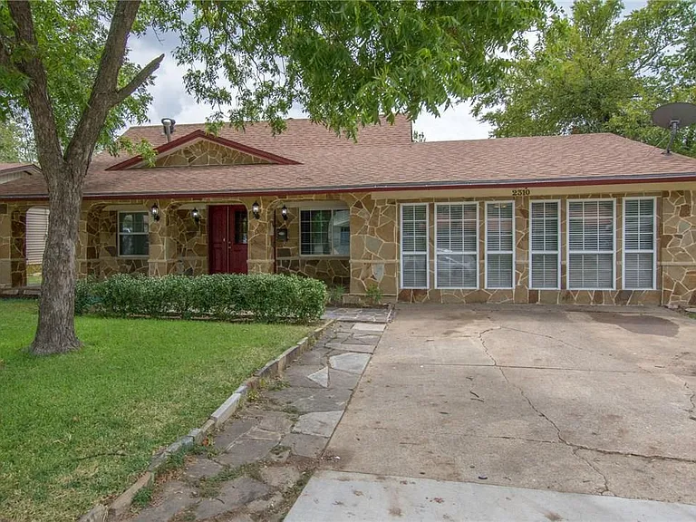 2310 Ridgedale Dr — Photo 3