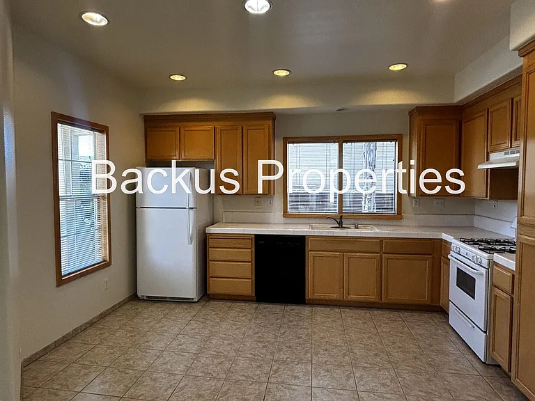 1065 Kensington Way — Photo 6
