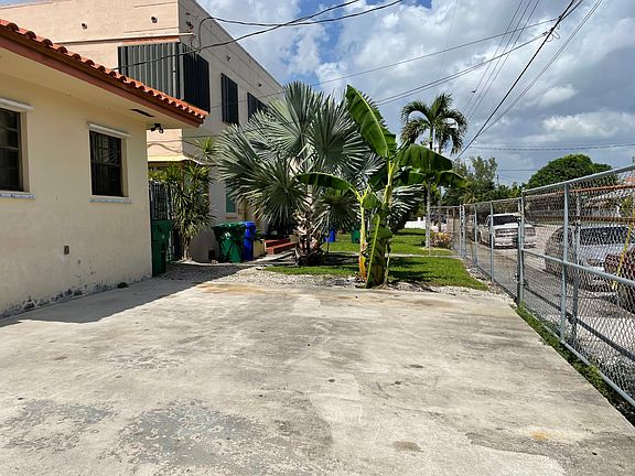 2 private parking spots/ 2 estacionamentos privados