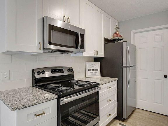 3rd image of 527 Broadway Ave N #527