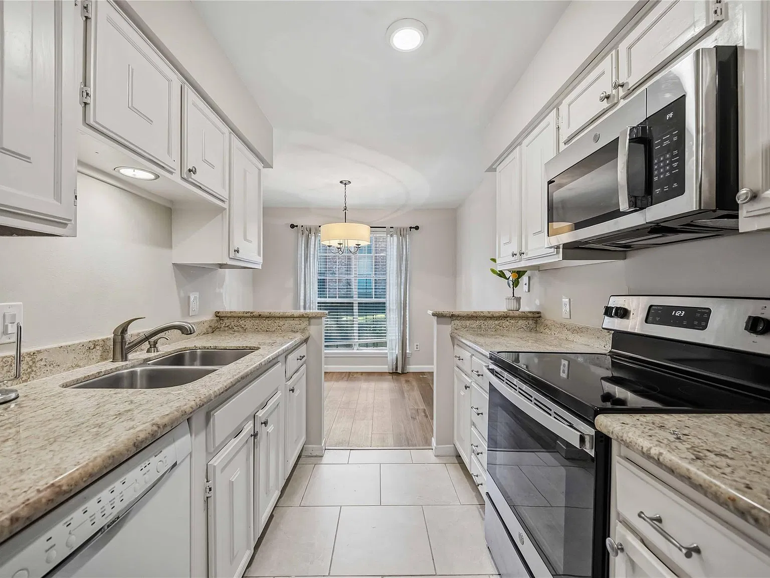 2 bed, 2.5 bath, 1416 sqft, $1,775 — Photo 2
