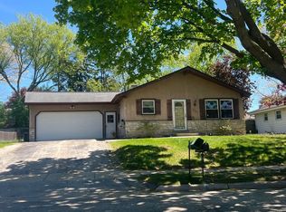 1221 Tomahawk Ct, Waukesha, WI 53186