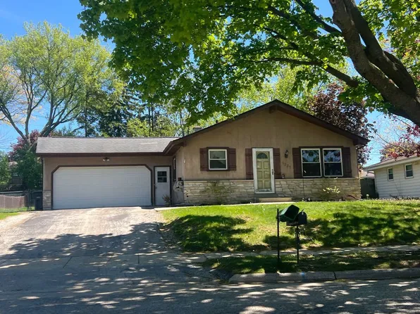1221 Tomahawk Ct, Waukesha, WI 53186