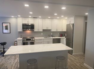 1 Claridge Dr APT 224, Verona, NJ 07044
