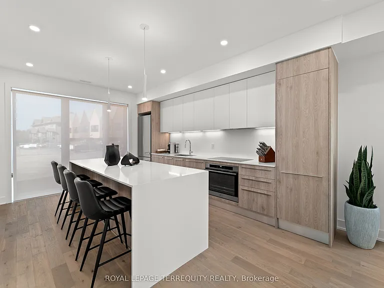 35 Rockmount Cres — Photo 7