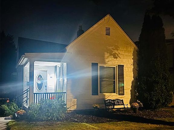 3rd image of 834 Douglas St