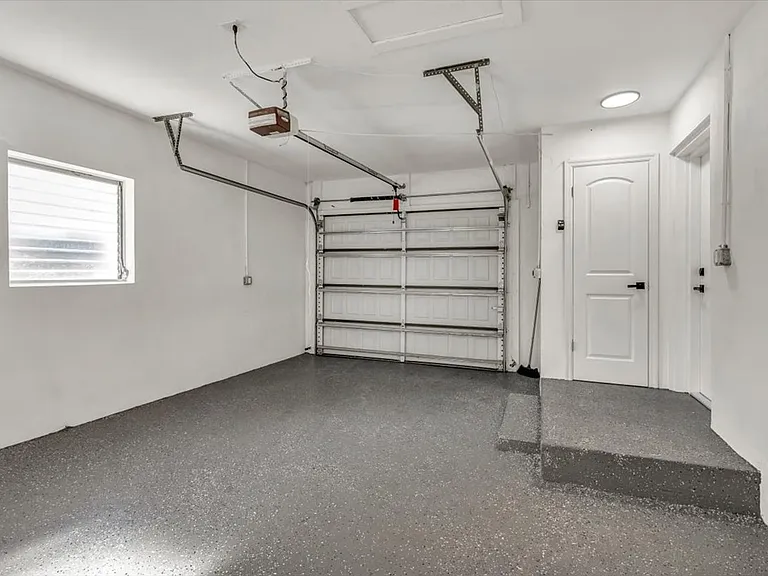 525 Lamara Way NE — Photo 38