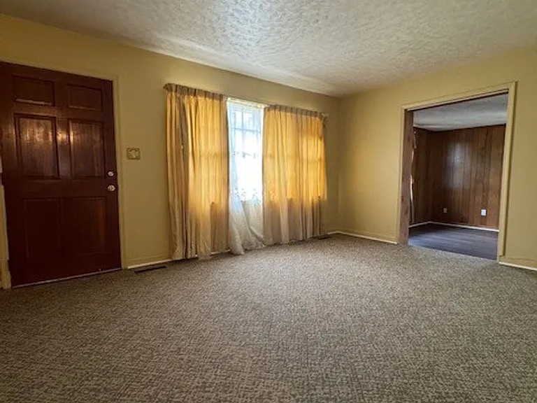 709 Luther Dr — Photo 2