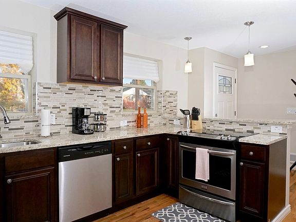 3rd image of 2901 Grape St