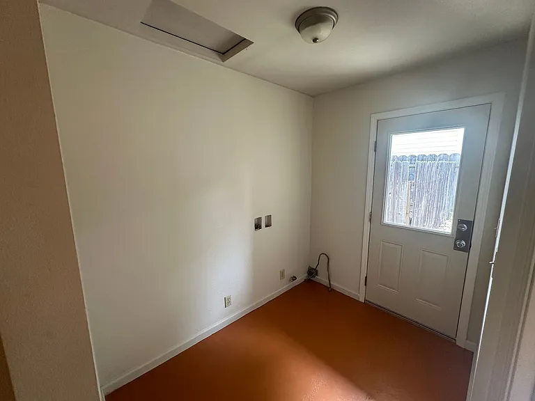 2050 Laburnum Ave — Photo 24
