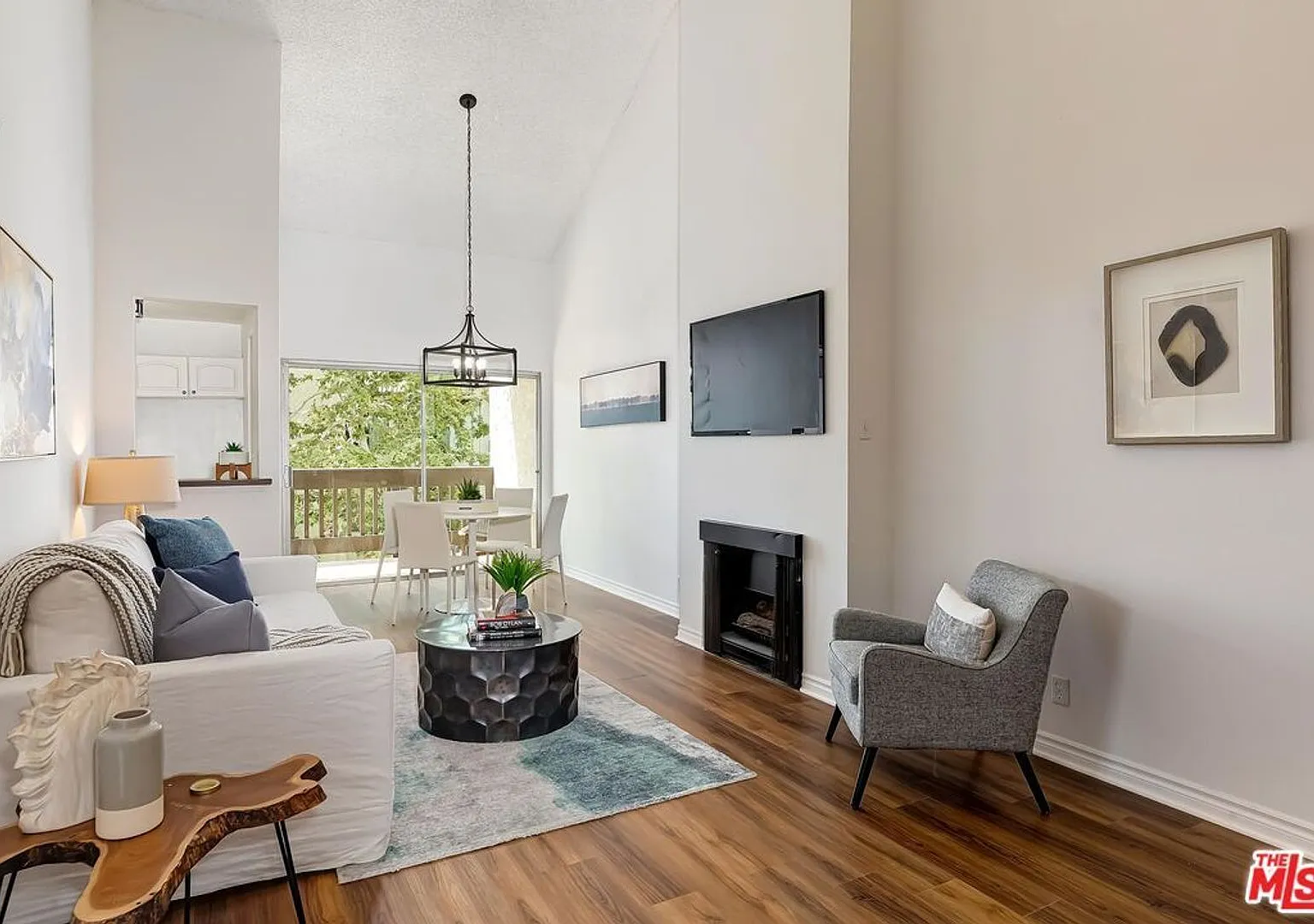 Beautiful 1 bed 3rd floor (top) condo in lakeside community in Culver City — Photo 3