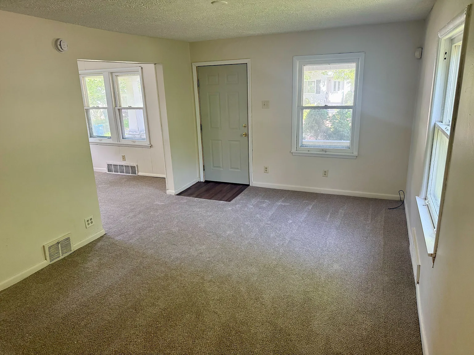 3 bed, 960 sqft, $1,045 — Photo 2
