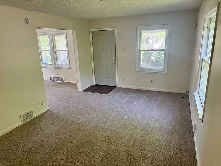 1215 Pondview Ave — Photo 2