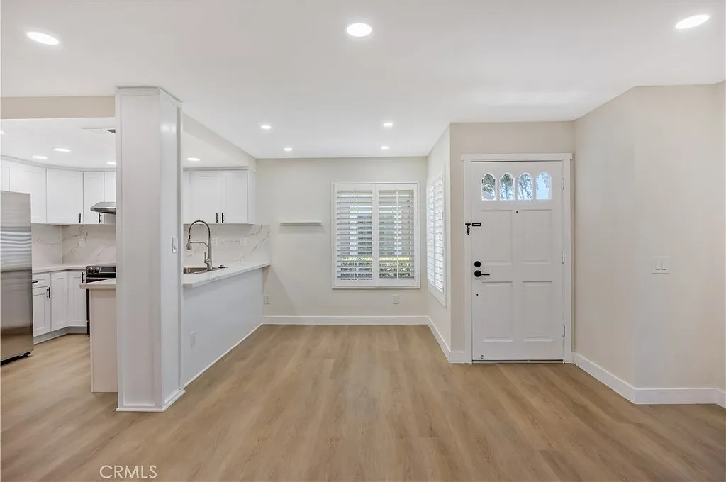 2 bed, 2.5 bath, 1372 sqft, $4,100 — Photo 4