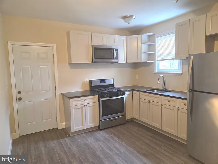 157 Robertson Ave — Photo 3