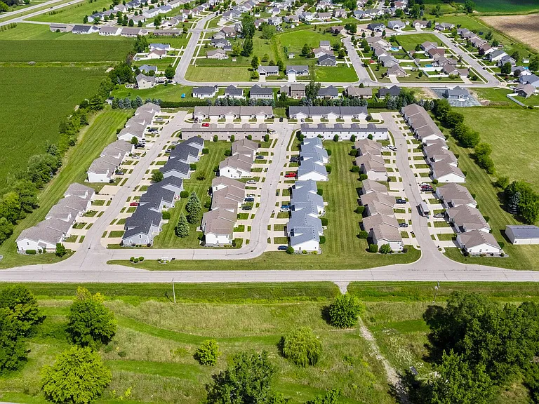 Woodland Creek Townhomes - Saginaw, MI — Photo 19