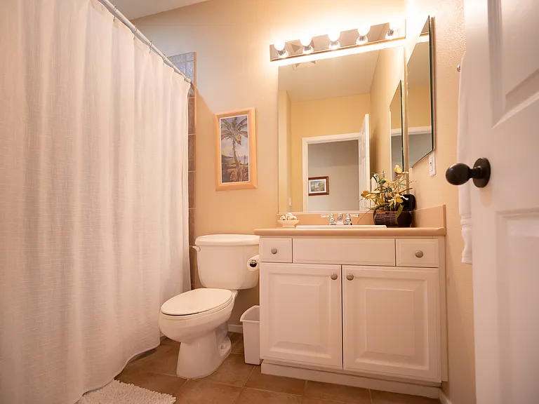 Hallway full bathroom w/ tub