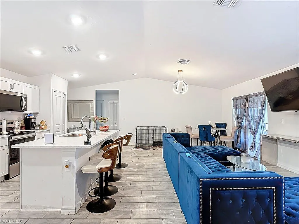 4 bed, 2.0 bath, 1426 sqft, $2,100 — Photo 4