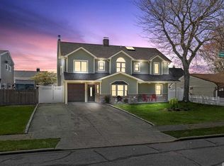 34 Friendly Rd, Hicksville, NY 11801