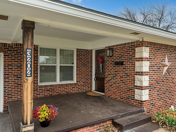 3rd image of 3202 Seymour Rd