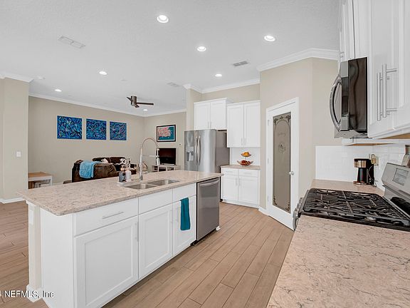 4th image of 135 GLASGOW Drive
