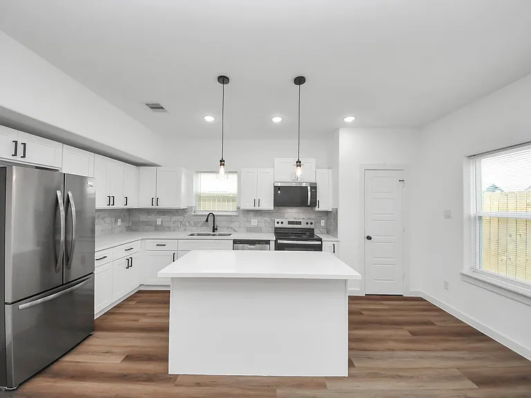8021 Birmingham St #B — Photo 9