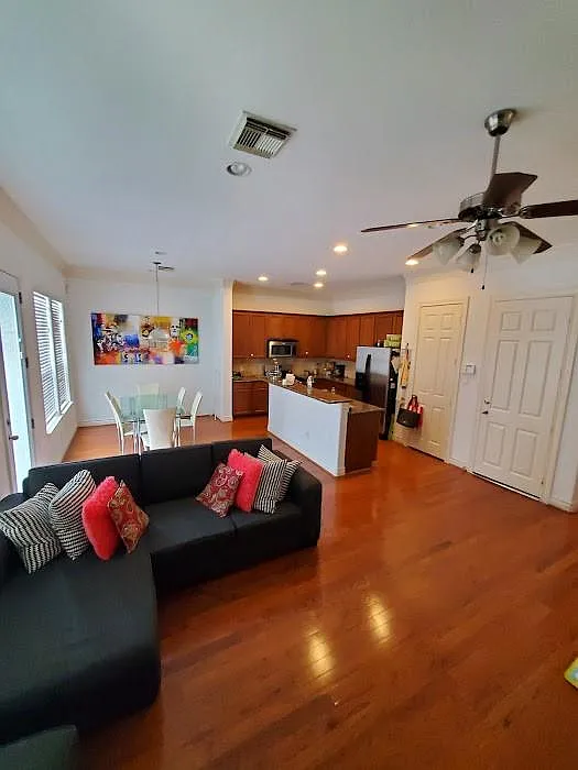 3 bed, 2.5 bath, 1833 sqft, $2,850 — Photo 3