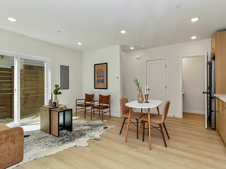 832 S Sullivan St — Photo 5
