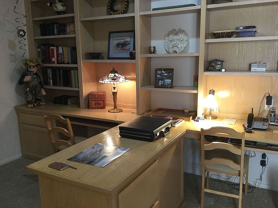 Built in desks/shelves 