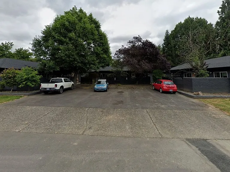 Reed Neighborhood Gem~ Great Natural Light~ Fenced Front Patio~ Onsite Laundry~ Off Street parkin... — Photo 10
