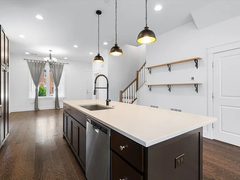Large island for cooking or entertaining