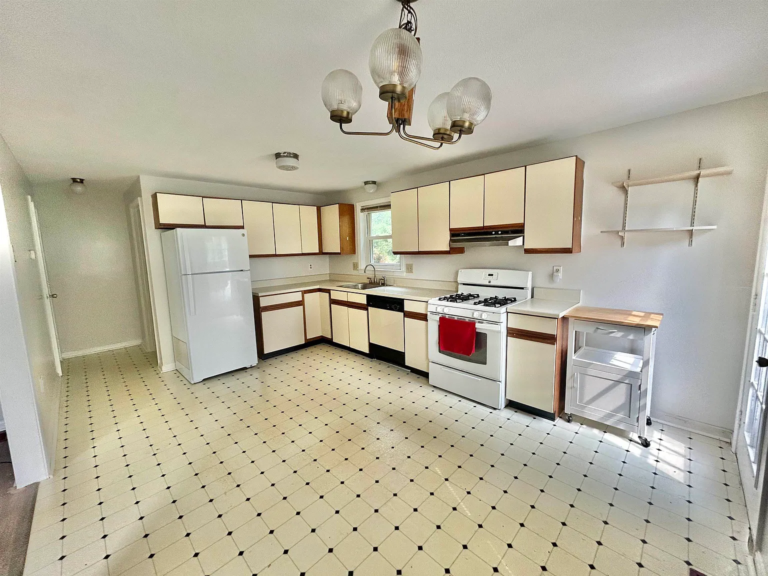 3 bed, 1.5 bath, 1584 sqft, $3,000 — Photo 4