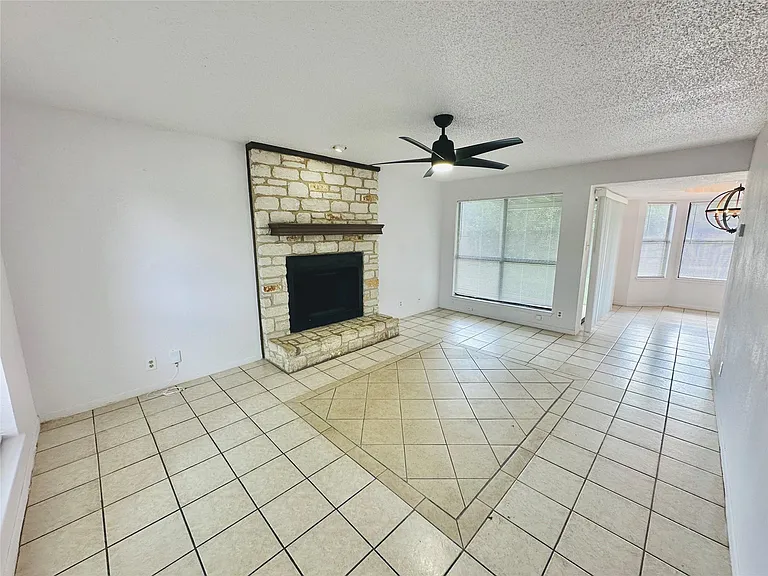 1002 Ridgemont St — Photo 6