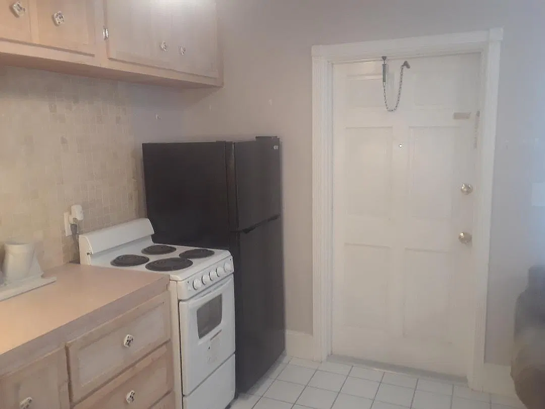 1 bed, 370 sqft, $1,300 — Photo 3