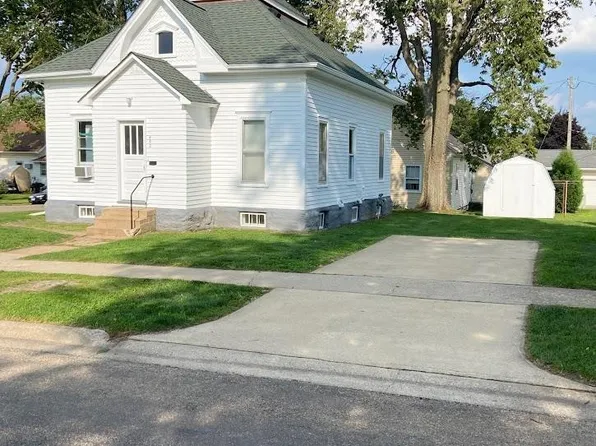 402 Pine St, Reinbeck, IA 50669