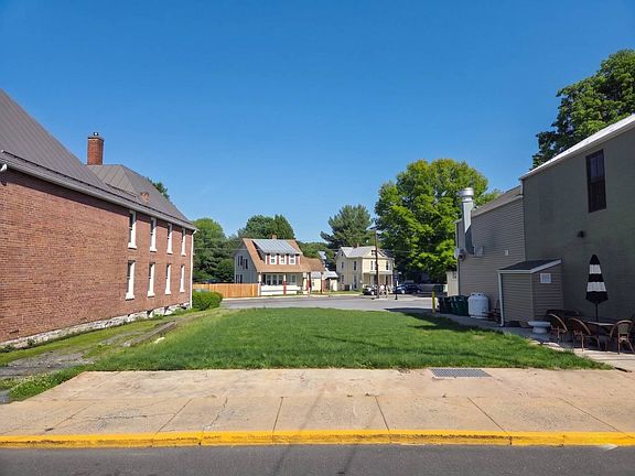 3rd image of 237 Main St