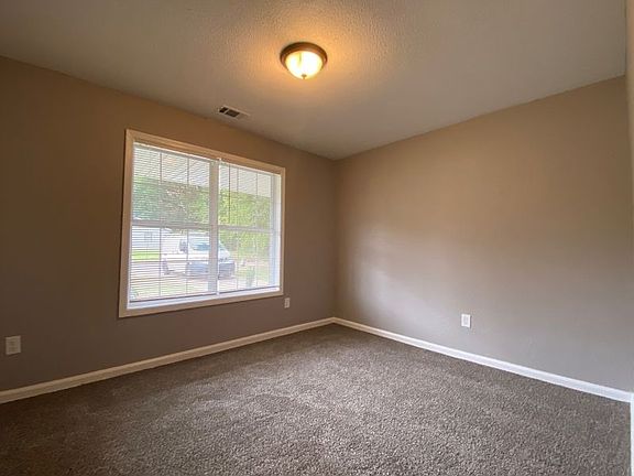 4th image of 676 Blackhawk Rd