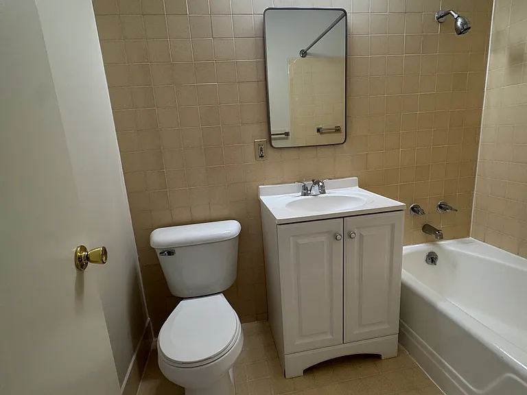 Southshore Gardens Apartments — Photo 9