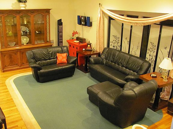 Bright living Room w/HW Flrs