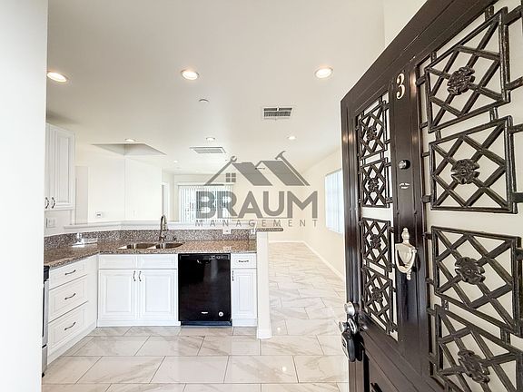 2nd image of 1423 Franklin St #3