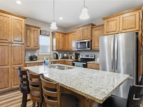 941 N Cottonwood Ct, Tonganoxie, KS 66086