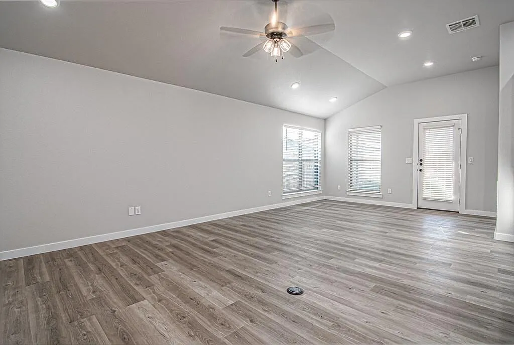 4 bed, 2.0 bath, 1727 sqft, $2,800 — Photo 4