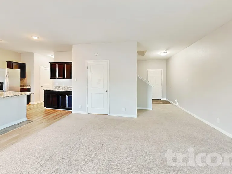 4945 Hallies Gdn — Photo 3