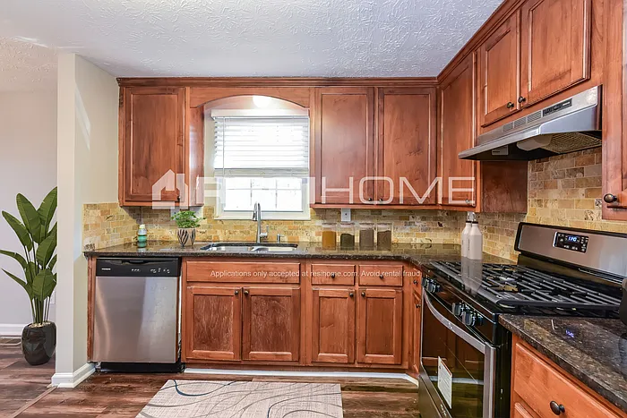 3 bed, 2.0 bath, 1532 sqft, $1,695 — Photo 3