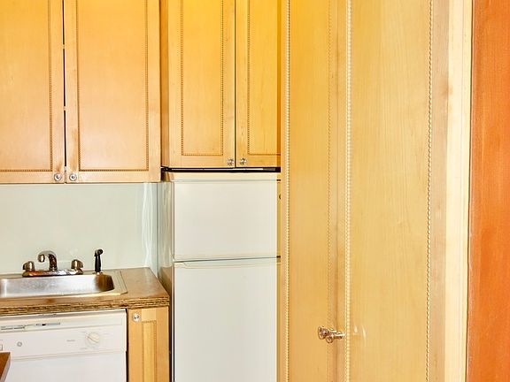 4th image of 31 Montgomery Pl APT 2