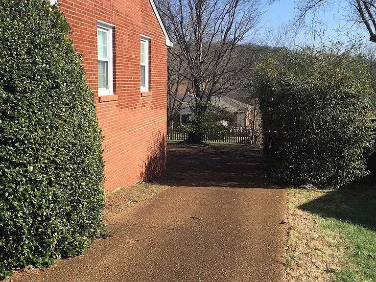 924 Neuhoff Ln — Photo 2