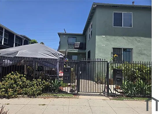 945 Leonard Pl